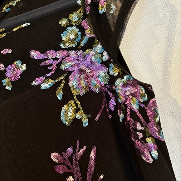 White House Black Market sequin embellished flowers cap sleeve Tee EUC Size S - Picture 3 of 8